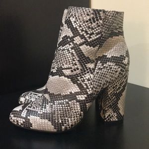 Snakeskin print Heeled Booties!